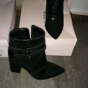 They are black snake skin women's ankle heels size 7